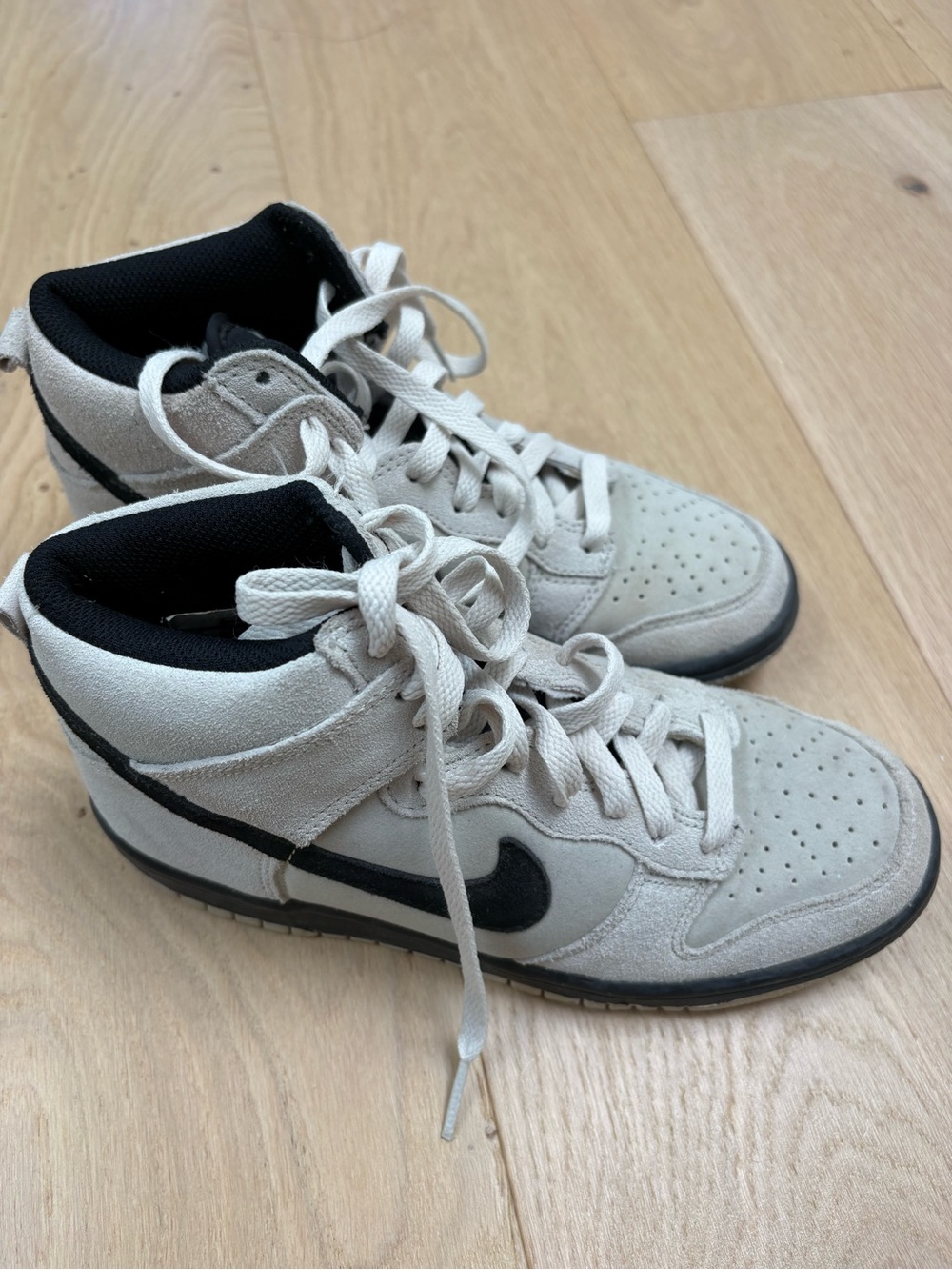 Nike Kid’s High-Top Sneakers in Light Beige/grey and Black
